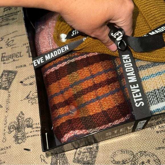 Steve Madden NWB! Mustard Yellow Hat Plaid Multicolor Scarf Box Gift Set - Picture 9 of 11